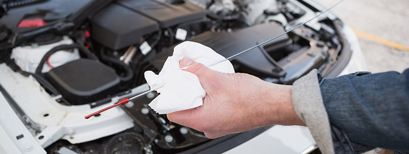 Mechanic changing the engine oil - Car Servicing Mapperley, Nottingham